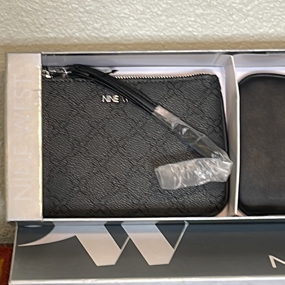 NINE WEST MISTLETOE WRISTLET COIN PURSE GIFT SET **NWT** - Picture 3 of 9